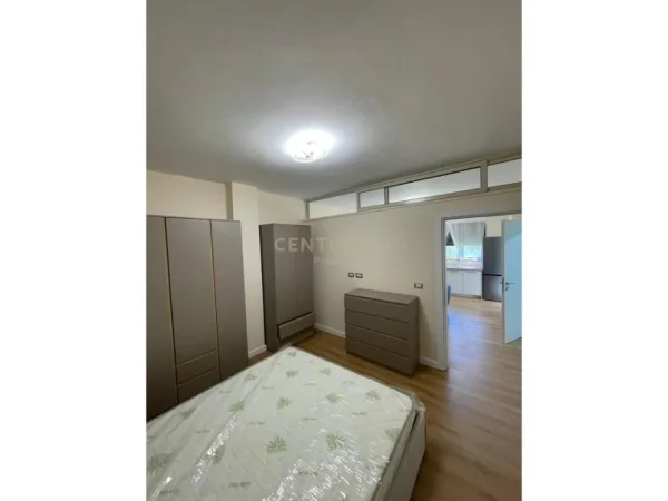 Tirane, jepet me qera apartament 1+1 Kati 1, 46 m² 500 € (Rr.Dhimiter Kamarda)
