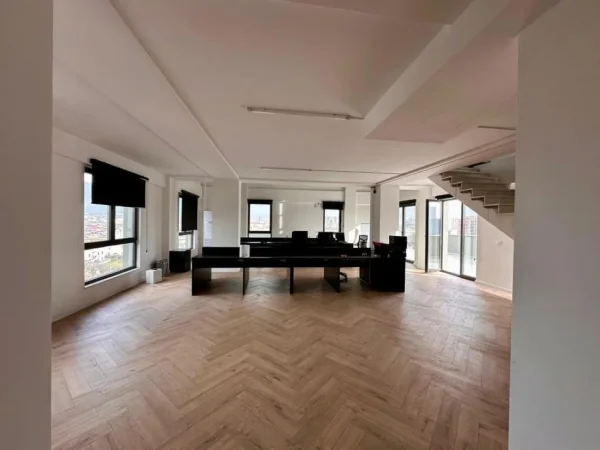 Tirane, jepet me qera ambjent biznesi Kati 6, 360 m² 3.000 € 