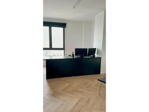 Tirane, jepet me qera ambjent biznesi Kati 6, 360 m² 3.000 € 
