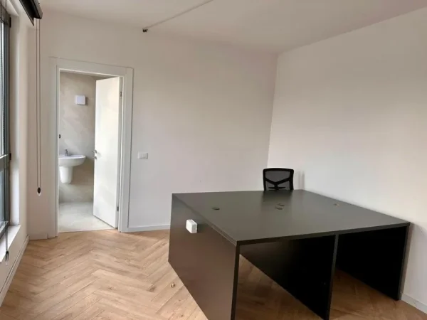 Tirane, jepet me qera ambjent biznesi Kati 6, 360 m² 3.000 € 