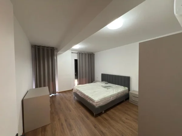 Tirane, jepet me qera apartament 1+1 Kati 2, 700 € (Kodra e Diellit 2)