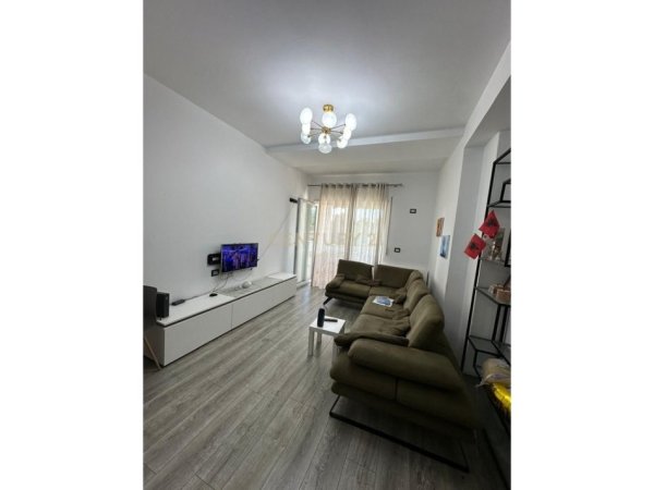 Tirane, shitet apartament 2+1 Kati 2, 115 m² 220.000 € (zonen e Brrylit, perballe Maternitetit te Ri.)