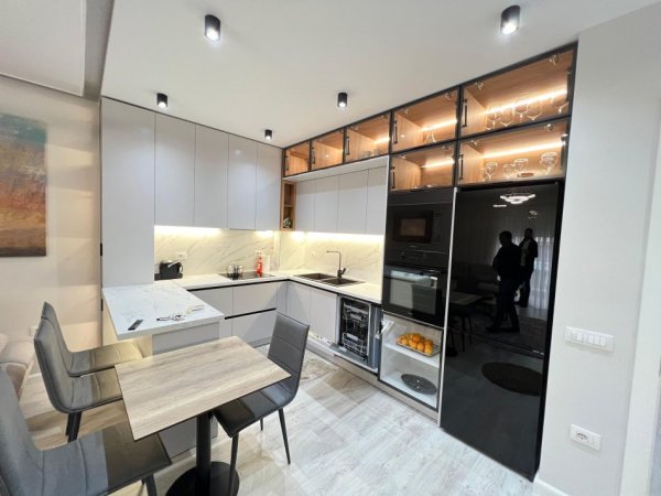 Tirane, jepet me qera apartament 2+1 Kati 5, 800 €