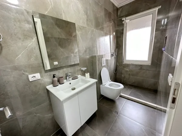 Tirane, jepet me qera apartament 2+1 Kati 5, 800 €
