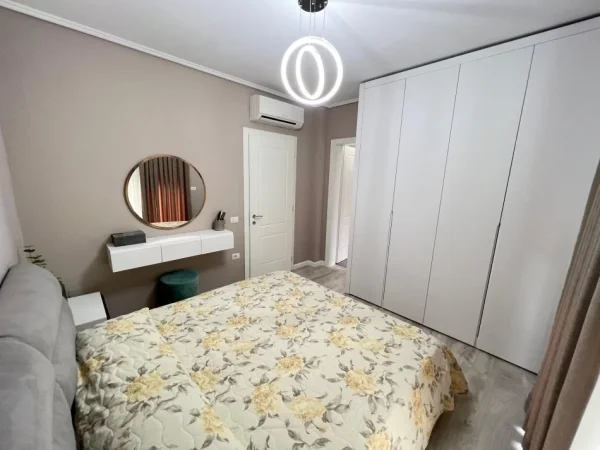 Tirane, jepet me qera apartament 2+1 Kati 5, 800 €