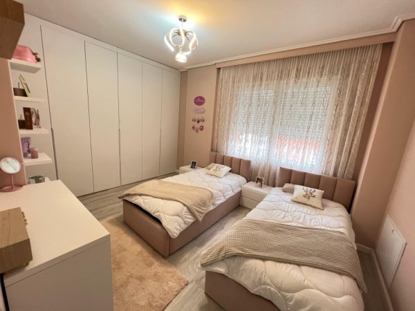 Tirane, jepet me qera apartament 2+1 Kati 5, 800 €