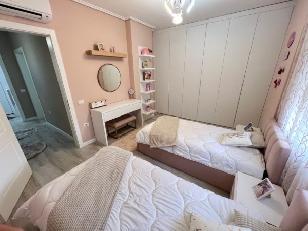 Tirane, jepet me qera apartament 2+1 Kati 5, 800 €