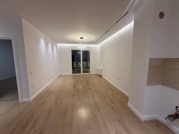 Tirane, jepet me qera zyre Kati 6, 101 m² 600 € (PRANE REPORT TV)