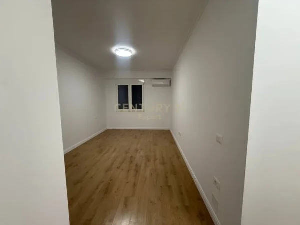 Tirane, jepet me qera zyre Kati 6, 101 m² 600 € (PRANE REPORT TV)