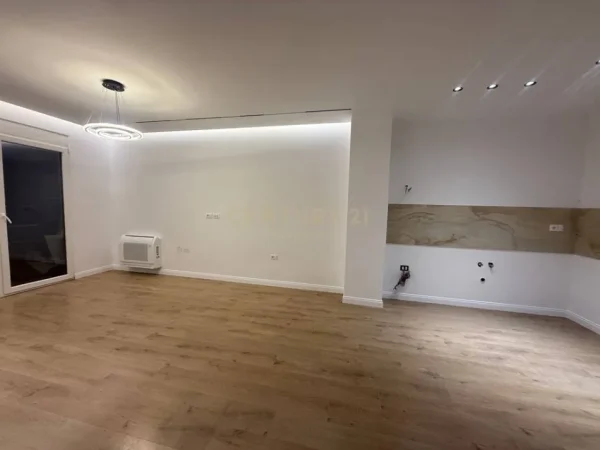 Tirane, jepet me qera zyre Kati 6, 101 m² 600 € (PRANE REPORT TV)