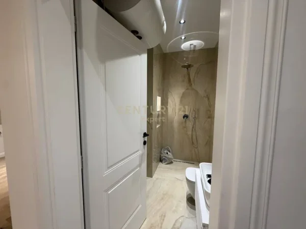 Tirane, jepet me qera zyre Kati 6, 101 m² 600 € (PRANE REPORT TV)