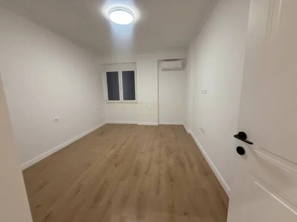 Tirane, jepet me qera zyre Kati 6, 101 m² 600 € (PRANE REPORT TV)