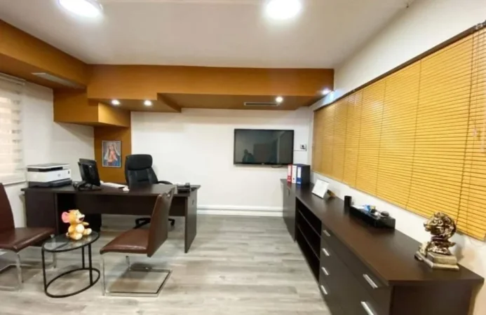 Tirane, jepet me qera zyre Kati 4, 194 m² 3.500 € (BLLOK)