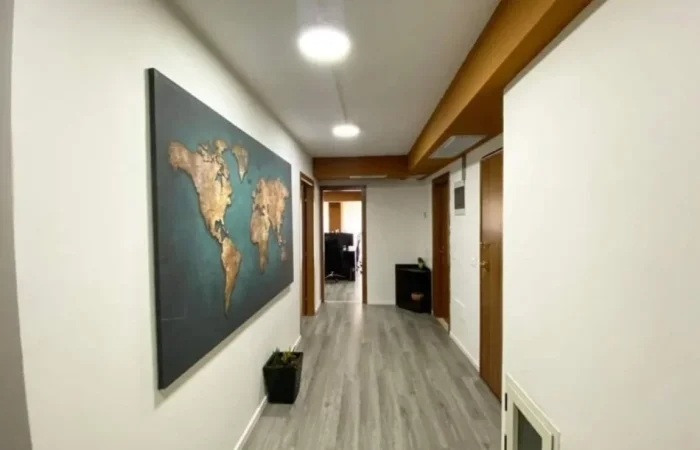 Tirane, jepet me qera zyre Kati 4, 194 m² 3.500 € (BLLOK)