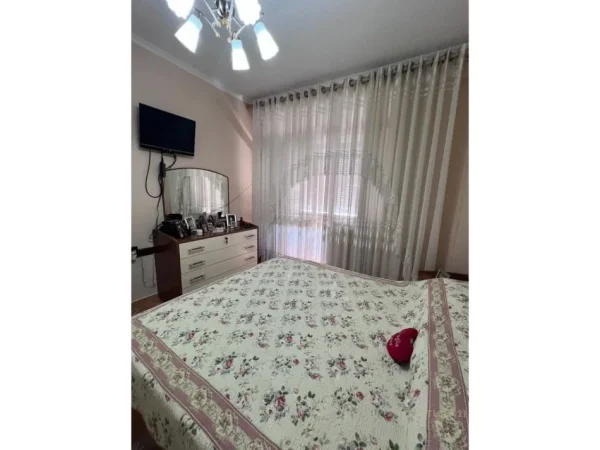 Tirane, jepet me qera apartament 2+1 Kati 7, 85 m² 620 € (ne zonen e Brylit)
