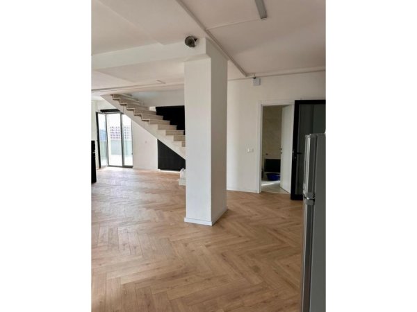 Tirane, jepet me qera zyre Kati 6, 360 m² 3.000 € (BULEVARDI I RI)