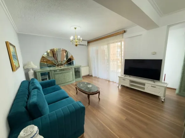Tirane, jepet me qera apartament 2+1 Kati 5, 124 m² 1.000 € (blloku)