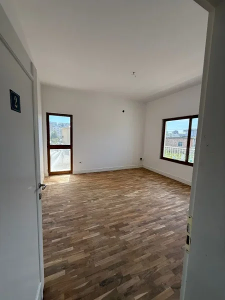 Tirane, jepet me qera zyre , 450 m² 1.700 € 
