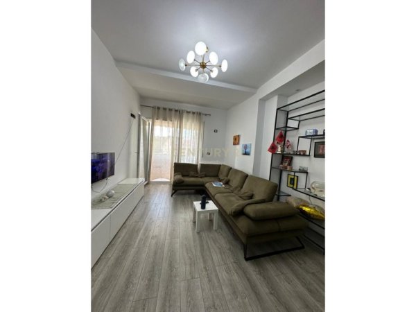 Tirane, shitet apartament 2+1 Kati 2, 115 m² 220.000 € (ne zonen e Brrylit, perballe Maternitetit te R)