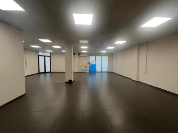 Tirane, jepet me qera ambjent biznesi Kati 0, 200 m² 2.000 € (TEK KOPSHTI ZOOLOGJIK)