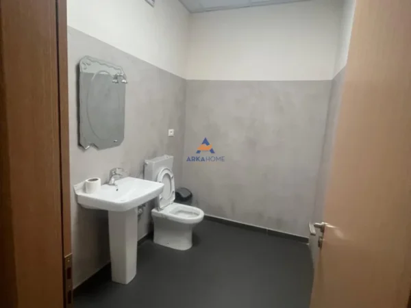 Tirane, jepet me qera ambjent biznesi Kati 0, 200 m² 2.000 € (TEK KOPSHTI ZOOLOGJIK)