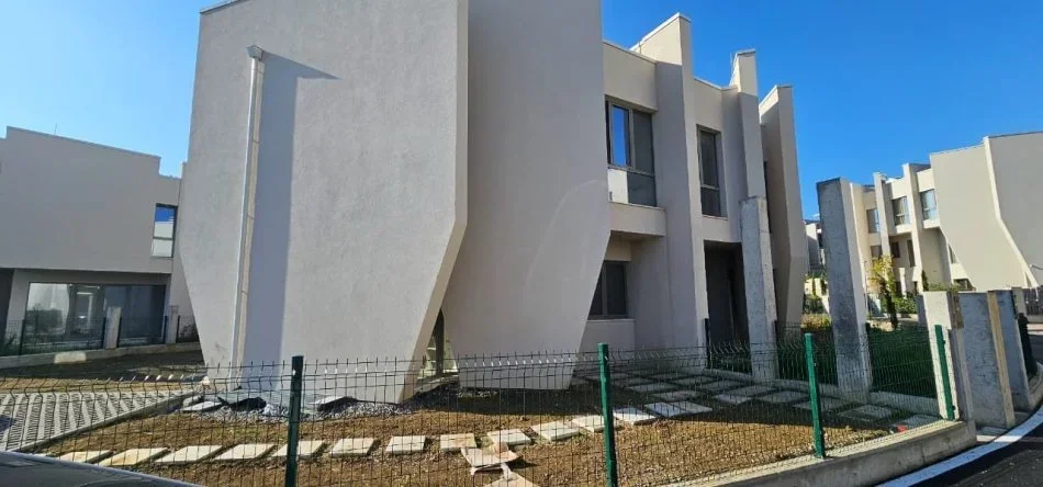 Tirane, shes apartament 1+1 Kati 1, 70 m²