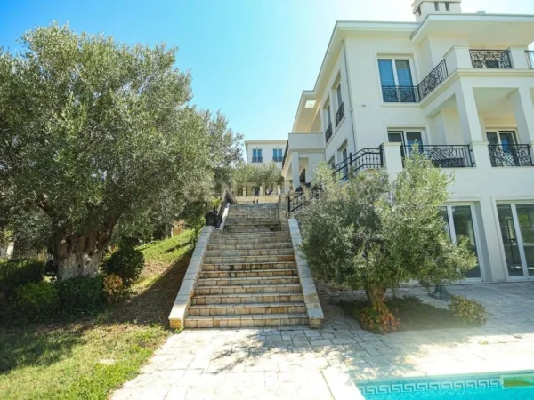 Tirane, jepet me qera apartament 5+1 , 774 m² 4.250 €