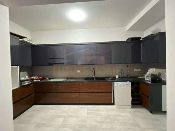 Tirane, shitet apartament 3+1 Kati 8, 145 m² 255.000 €