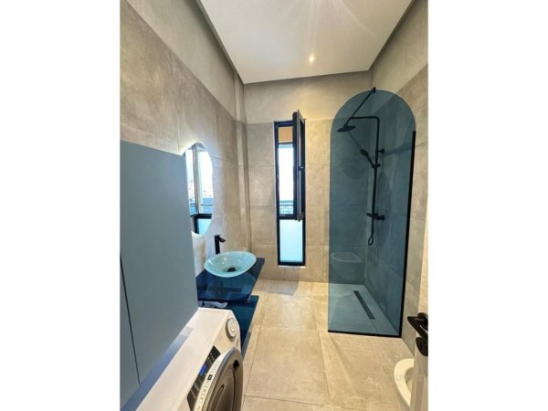 Tirane, jepet me qera apartament 1+1 Kati 6, 65 m² 1.000 € (Rruga e Kavajes)