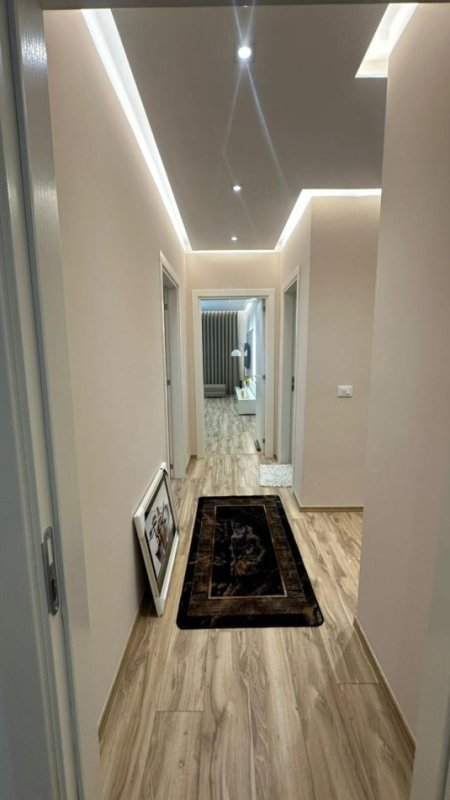 Tirane, jepet me qera apartament 2+1+Ballkon Kati 6, 750 m² 750 € (Xhamlliku)