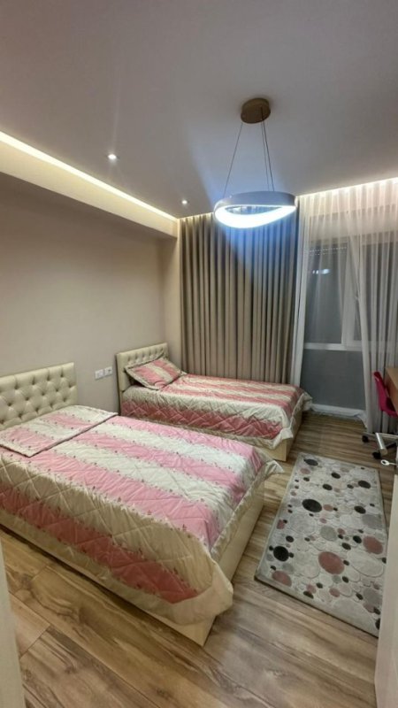 Tirane, jepet me qera apartament 2+1+Ballkon Kati 6, 750 m² 750 € (Xhamlliku)