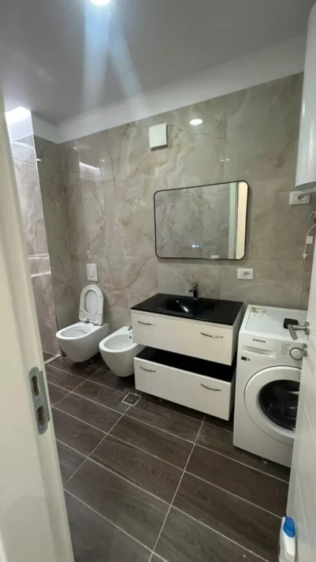 Tirane, jepet me qera apartament 2+1+Ballkon Kati 6, 750 m² 750 € (Xhamlliku)