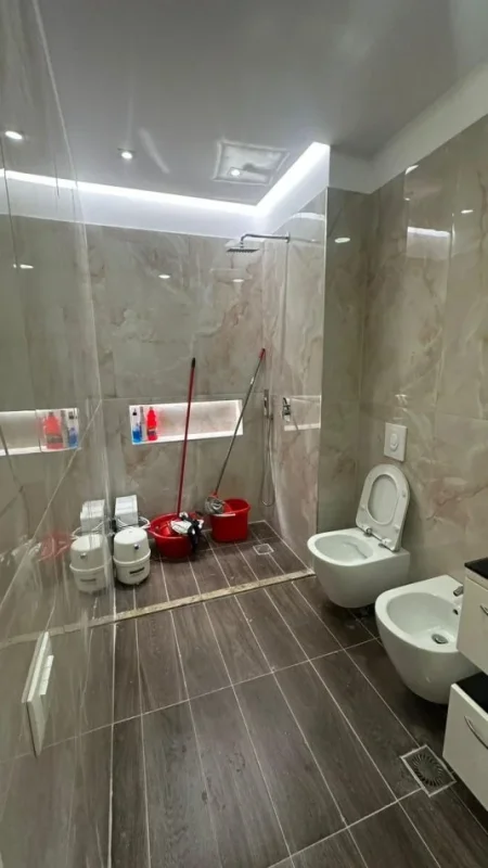 Tirane, jepet me qera apartament 2+1+Ballkon Kati 6, 750 m² 750 € (Xhamlliku)
