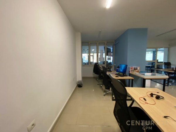 Tirane, jepet me qera zyre Kati 3, 306 m² 3.000 € (Qender)