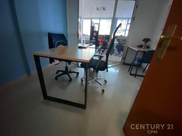 Tirane, jepet me qera zyre Kati 3, 306 m² 3.000 € (Qender)