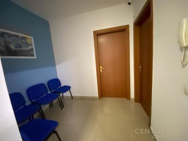 Tirane, jepet me qera zyre Kati 3, 306 m² 3.000 € (Qender)