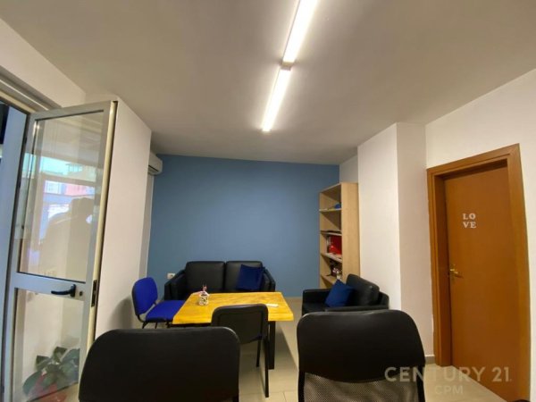 Tirane, jepet me qera zyre Kati 3, 306 m² 3.000 € (Qender)