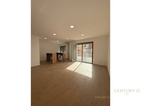 Tirane, jepet me qera zyre Kati 6, 180 m² 2.500 € (Kompleksi Delijorgji)