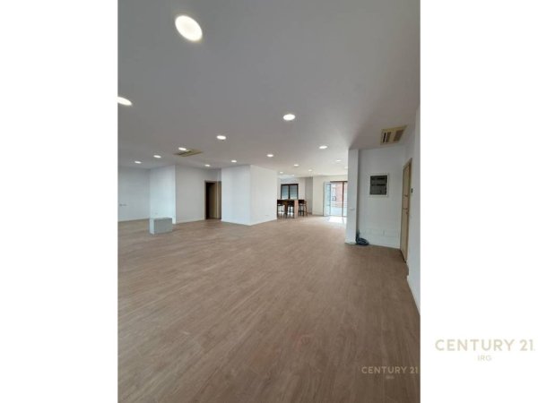 Tirane, jepet me qera zyre Kati 6, 180 m² 2.500 € (Kompleksi Delijorgji)