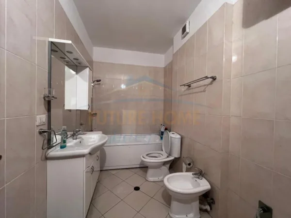 Tirane, jepet me qera apartament 3+1+Ballkon Kati 4, 166 m² 1200 €