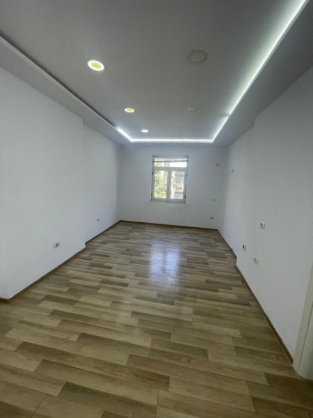 jepet me qera apartament 2+1+Ballkon Kati 4, 70 m² 700 € (Rruga Vaso Pasha)