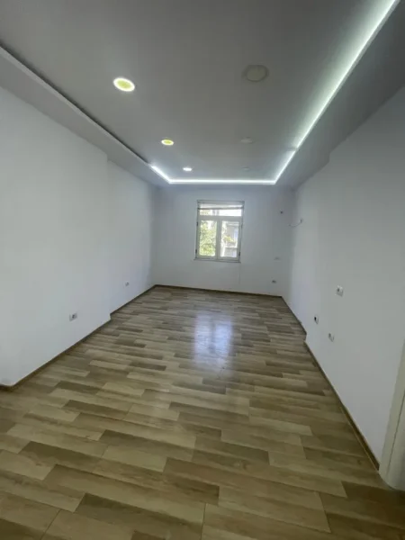 jepet me qera apartament 2+1+Ballkon Kati 4, 70 m² 700 € (Rruga Vaso Pasha)