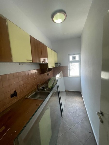 jepet me qera apartament 2+1+Ballkon Kati 4, 70 m² 700 € (Rruga Vaso Pasha)
