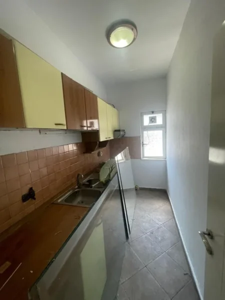 jepet me qera apartament 2+1+Ballkon Kati 4, 70 m² 700 € (Rruga Vaso Pasha)