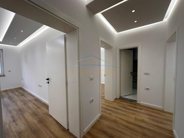 Tirane, jepet me qera ambjent biznesi Kati 3, 104 m² 900 € (Mine Peza)