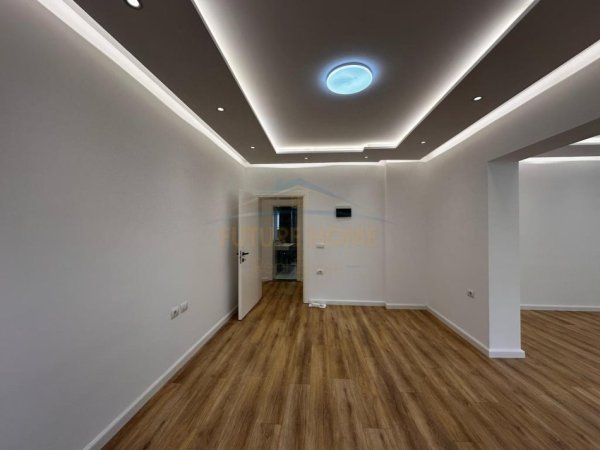 Tirane, jepet me qera ambjent biznesi Kati 3, 104 m² 900 € (Mine Peza)