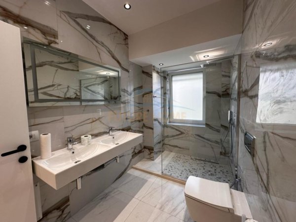 Tirane, jepet me qera ambjent biznesi Kati 3, 104 m² 900 € (Mine Peza)