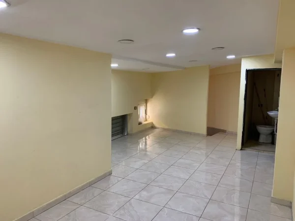 Tirane, jepet me qera zyre Kati 0, 30 m² 450 € (Mine peza)