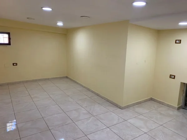 Tirane, jepet me qera zyre Kati 0, 30 m² 450 € (Mine peza)