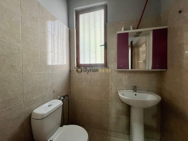 Tirane, jepet me qera ambjent biznesi Kati 0, 65 m² 700 € 